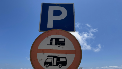imagen de una señal de tráfico prohibiendo el estacionamiento de autocaravanas y caravanas