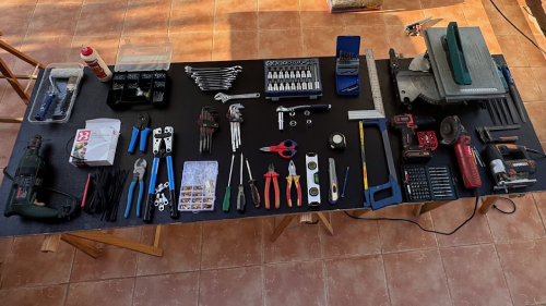 mesa donde se exponen todas las herramientas necesarias para camperizar. Desde ingletadora hasta atornilladores y alicates